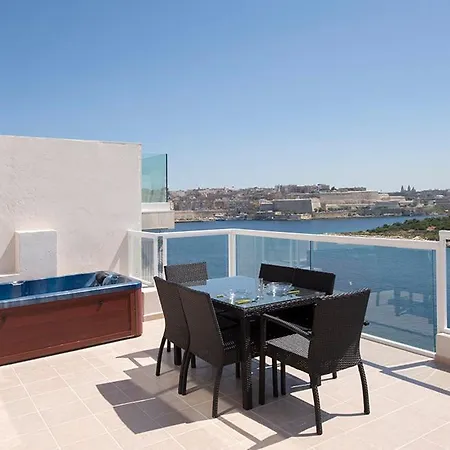 Апартаменты Seafront 3-bedroom Penthouse With Jacuzzi Слима