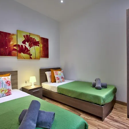 Апартаменты Seafront 3-bedroom Penthouse With Jacuzzi Слима