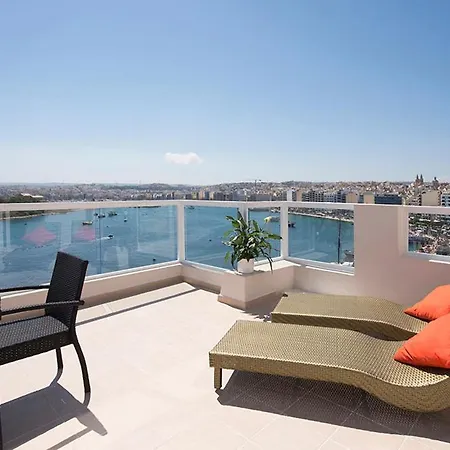 Seafront 3-bedroom Penthouse With Jacuzzi