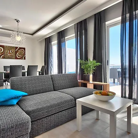 Seafront 3-bedroom Penthouse With Jacuzzi Apartamento Sliema