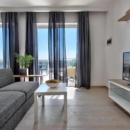 Seafront 3-bedroom Penthouse With Jacuzzi *