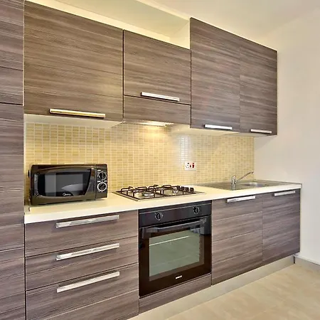 Seafront 3-bedroom Penthouse With Jacuzzi *