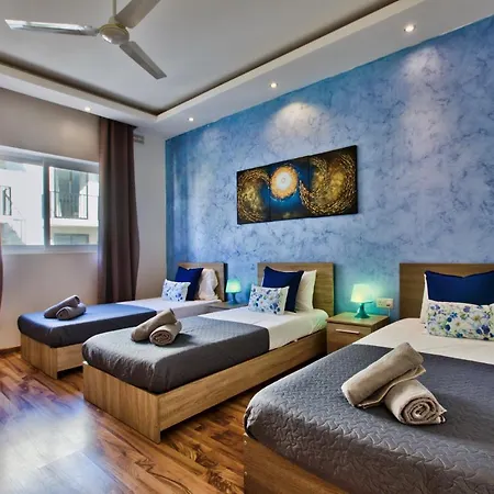 Seafront 3-bedroom Penthouse With Jacuzzi Apartamento